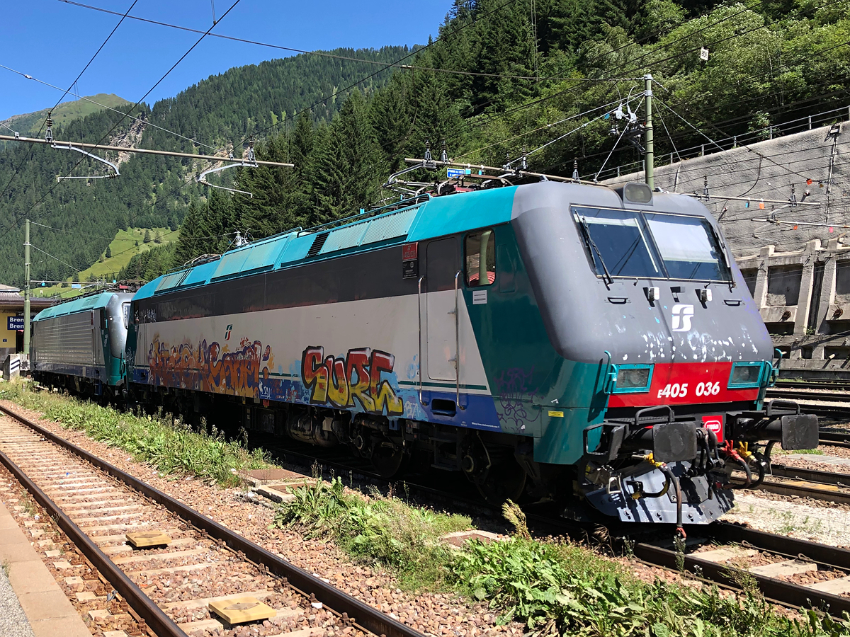 E405 036 und eine E412 abgestellt am Bahnhof Brenner/Brennero. Aufgenommen am 09.08.2019