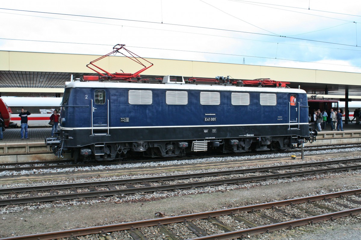 E41 001 am Nachmittag des 15.09.13 beim Bahnhofsfest vom Badischen Bahnhof in Basel ausgestellt auf Gleis 2.