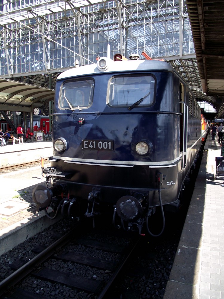 E41 001 steht am 17.08.13 in Frankfurt am Main Hbf 