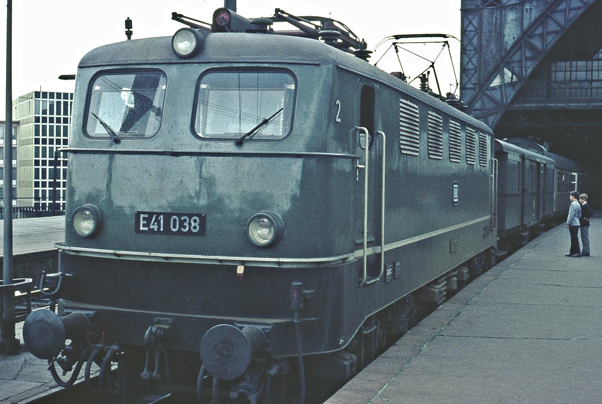 E41 038 mit Eilzug  Köln Hbf