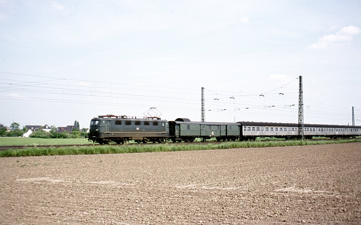 E41 108  in blau mit Eilzug