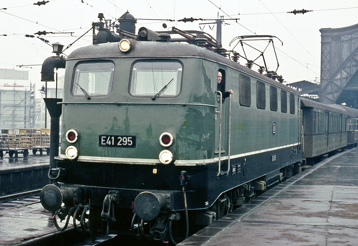 E41 295 mit Eilzug  Köln Hbf