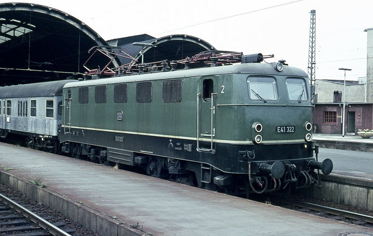E41 322  mit Eilzug  im Bhf.