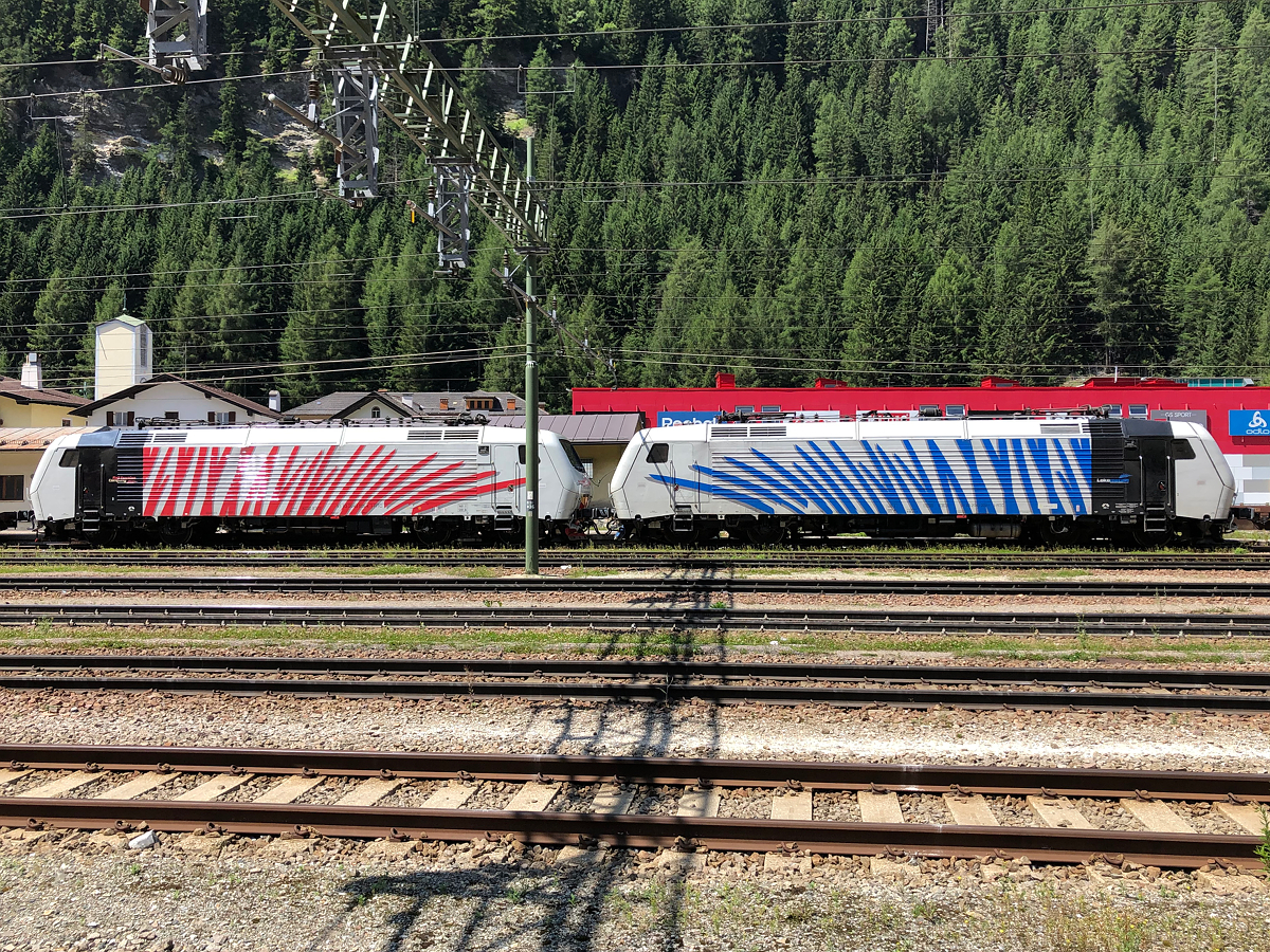 E412 002 & E412 005 der Lokomotion kurz nach der Ankunft auf der österreichischen Seite des Grenzbahnhofs Brenner/Brennero mit einem KLV Zug. Aufgenommen am 04.08.2019