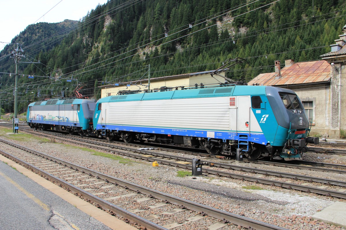 E412 017 und E405 023 kurz vor dem Ankuppln des Güterzugs nach Verona, aufgenommen am 3.9.2014 am Bahnhof Brenner/Brennero