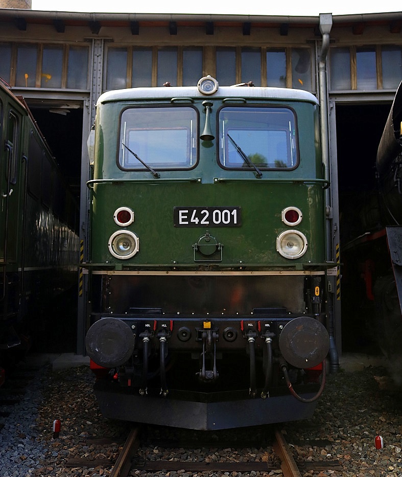 E42 001 (242 001-6) steht vor dem Lokschuppen des DB Museums Halle (Saale) anlässlich des jährlichen Sommerfests. [26.8.2017 - 14:44 Uhr]