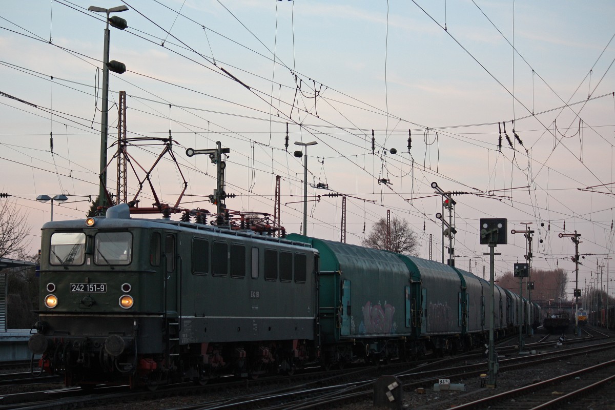 E42 151 zog am 27.3.13 einen Stahlzug fr die TXL durch Dsseldorf-Rath.