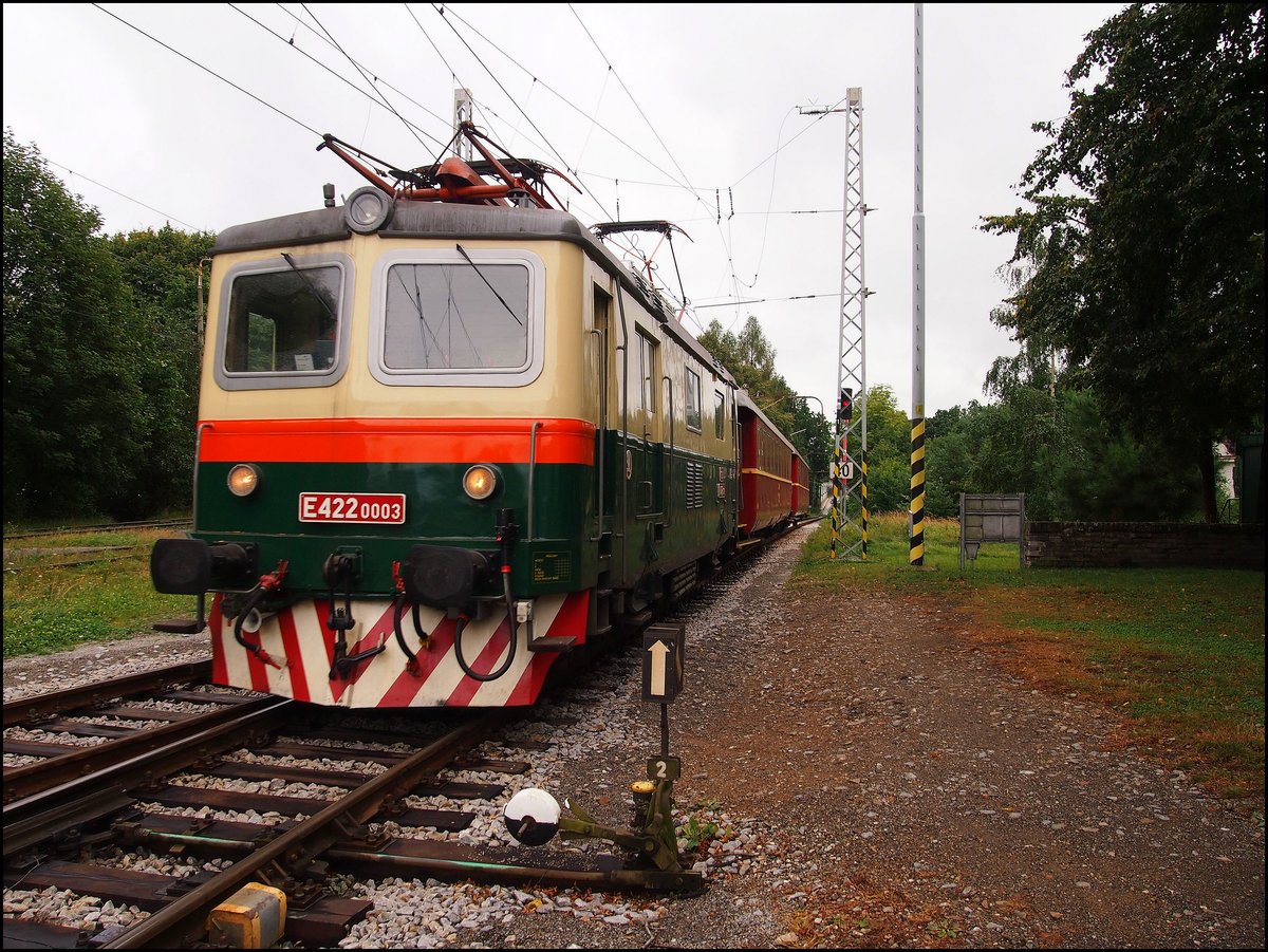 E422 003 kommt mit einem Sonderzug nach Hbf Bahnhof Bechyně am 30. 8. 2020.