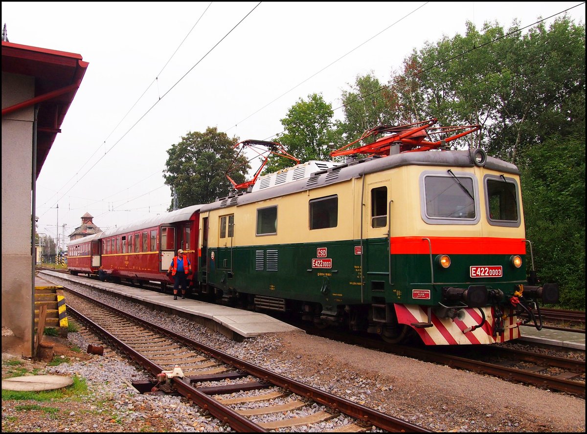 E422 003 kommt mit einem Sonderzug nach Hbf Bahnhof Bechyně am 30. 8. 2020.