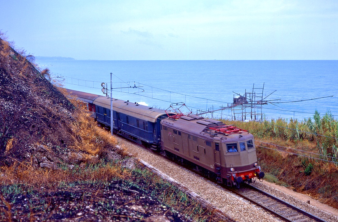 E424 025 bei Fossacesia Marina mit Nahverkehrszug 12059 nach Foggia, 01.09.1993.