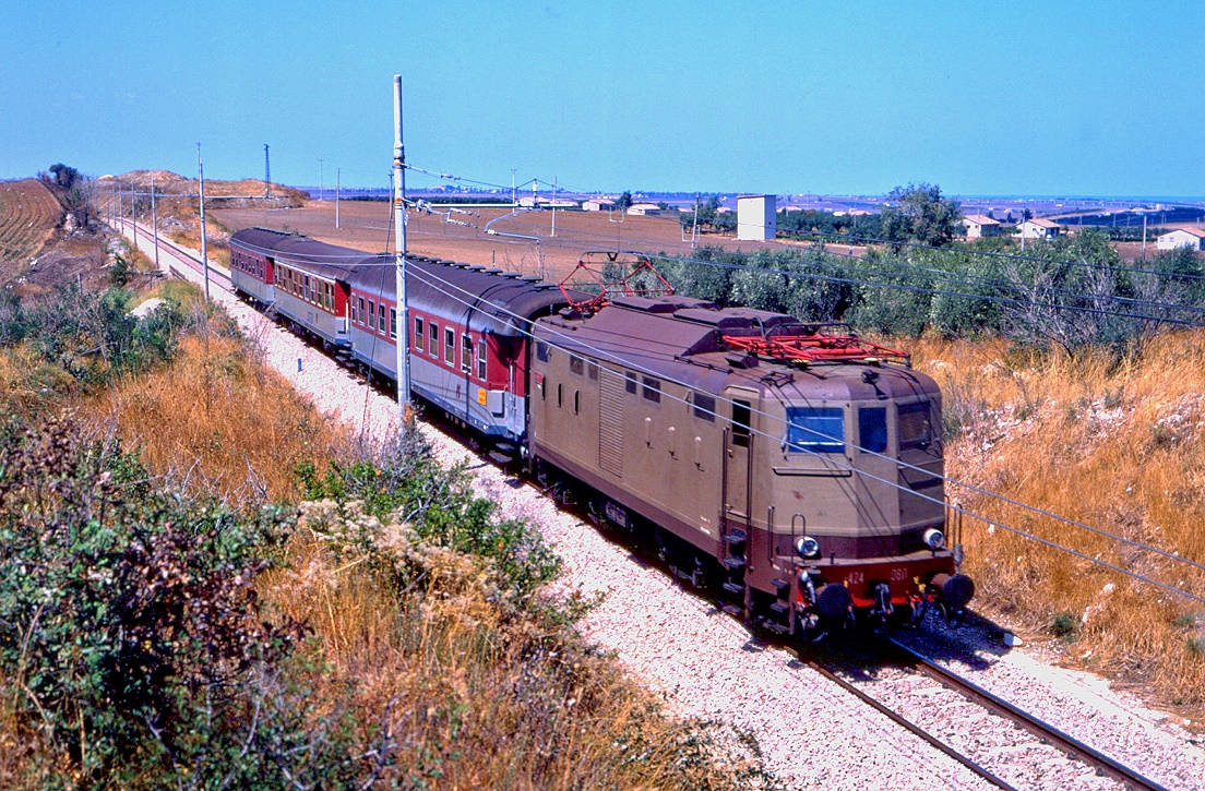 E424 060 mit Nahverkehrszug 12473 nach Foggia bei Lesina, 02.09.1993.