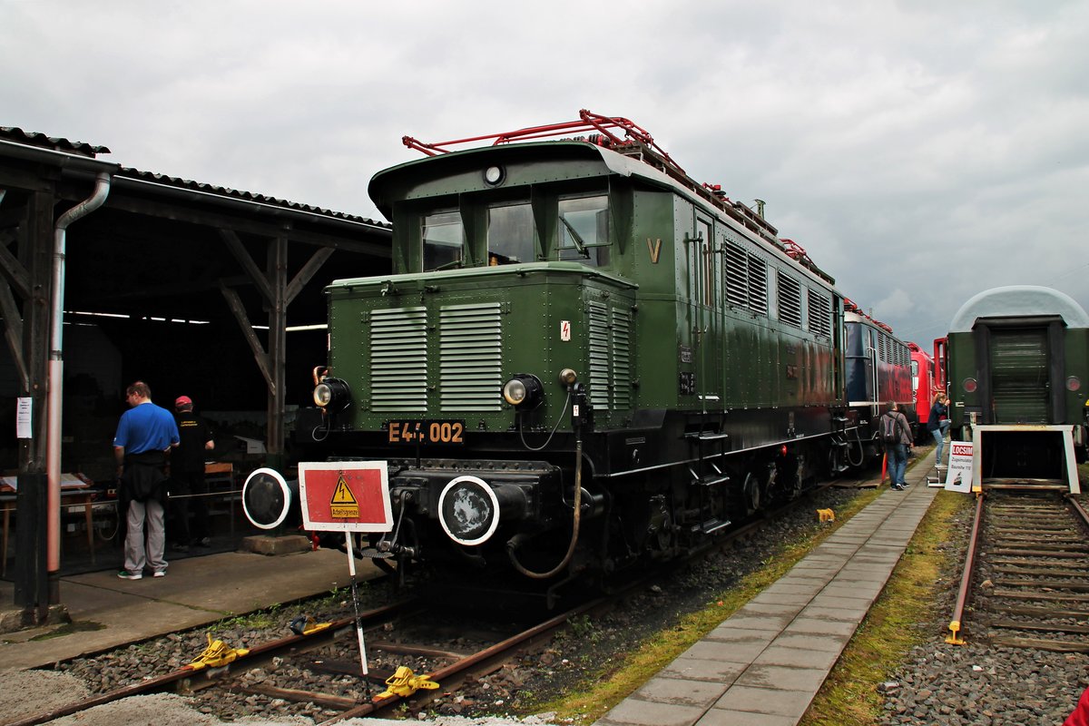 E44 002 stand am 18.06.2016 während dem Sommerfest 2016 auf dem Aßengelände des Museums in Koblenz Lützel und zeigte sich  Blitz blank  dem Publikum.