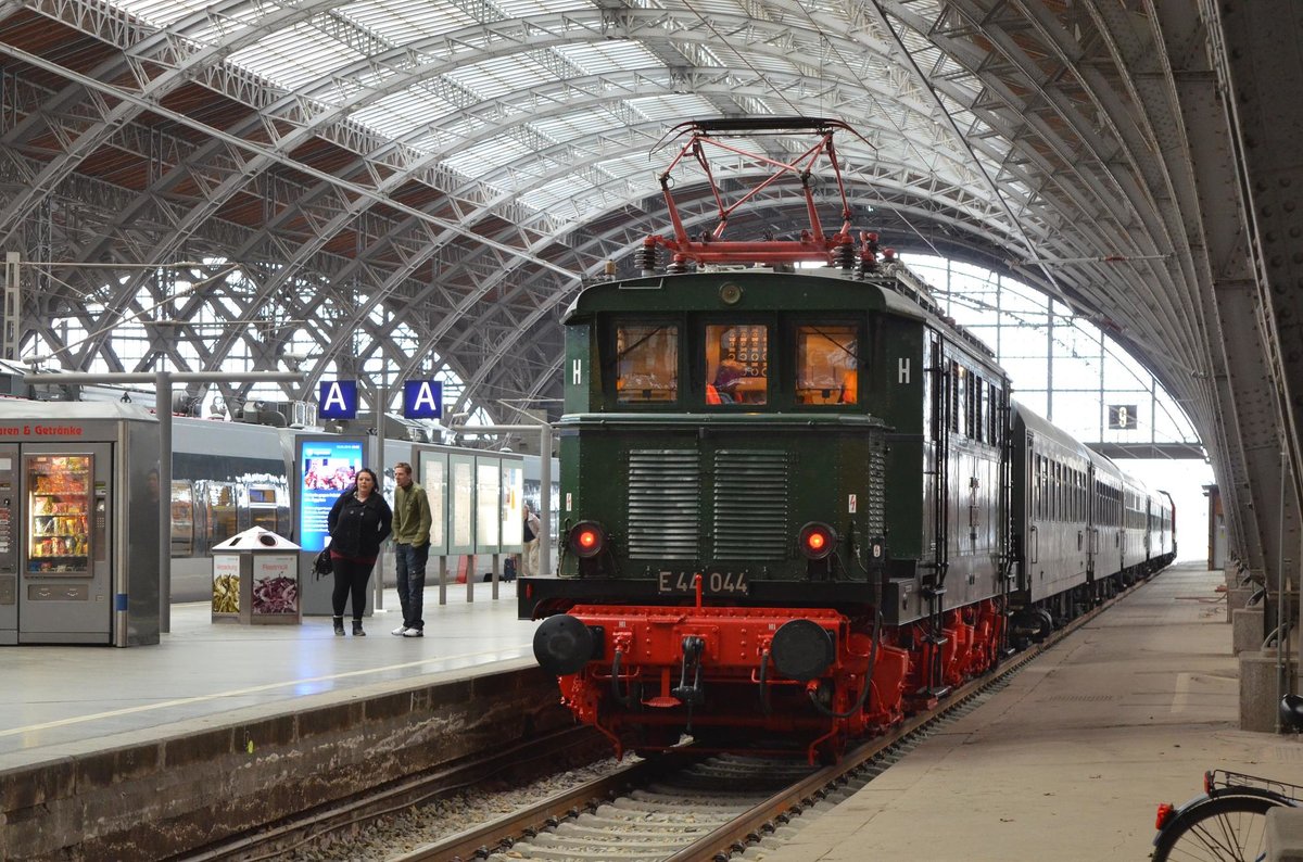 E44 044 / 144 044-5 mit dem Pendel Sonderzug 160 Jahre Eisenbahnstrecke Leipzig - Großkorbetha im Leipzig Hbf um gleich wieder nach Weißenfels zu fahren 16.04.2016