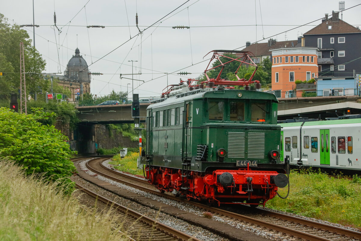 E44 044 in Wuppertal, Juni 2024.