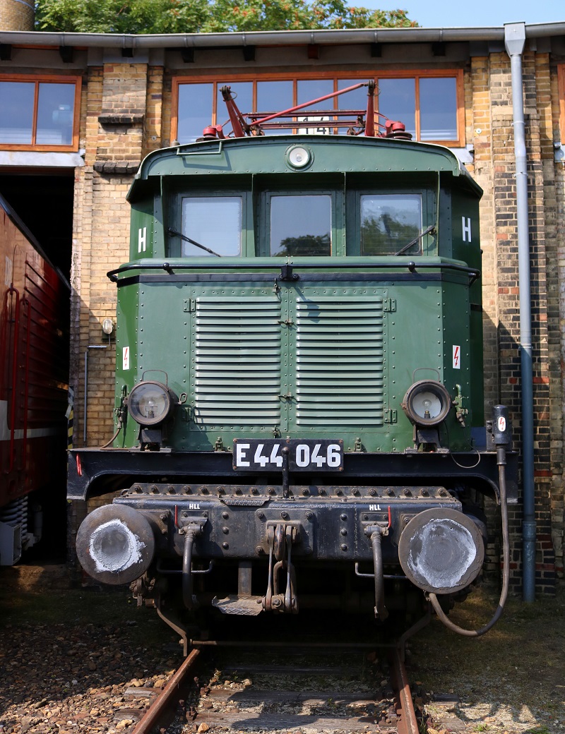 E44 046 (DR 244) steht vor dem Lokschuppen des DB Museums Halle (Saale) anlässlich des jährlichen Sommerfests. [26.8.2017 - 14:36 Uhr]