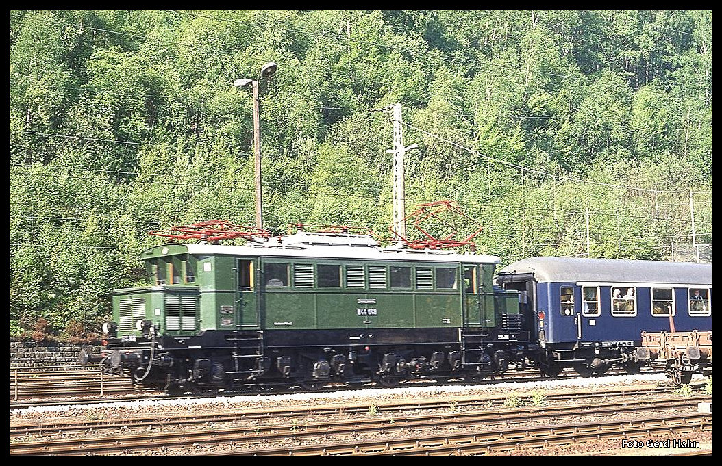 E44046 fährt am 18.5.1996 um 8.35 Uhr mit dem BDEF Sonderzug aus Dresden in Bad Schandau ein.