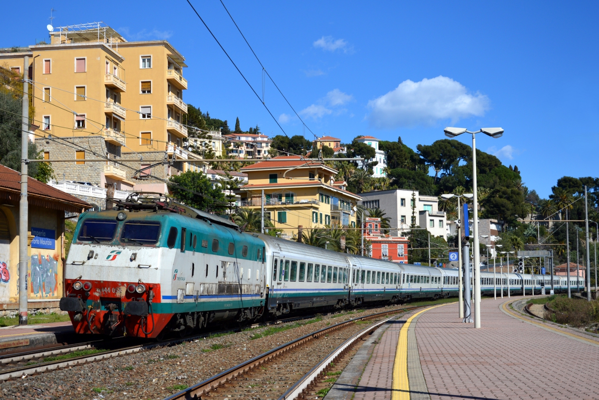 E444 058 mit IC 660 - Imperia P.M. - 03.03.2016