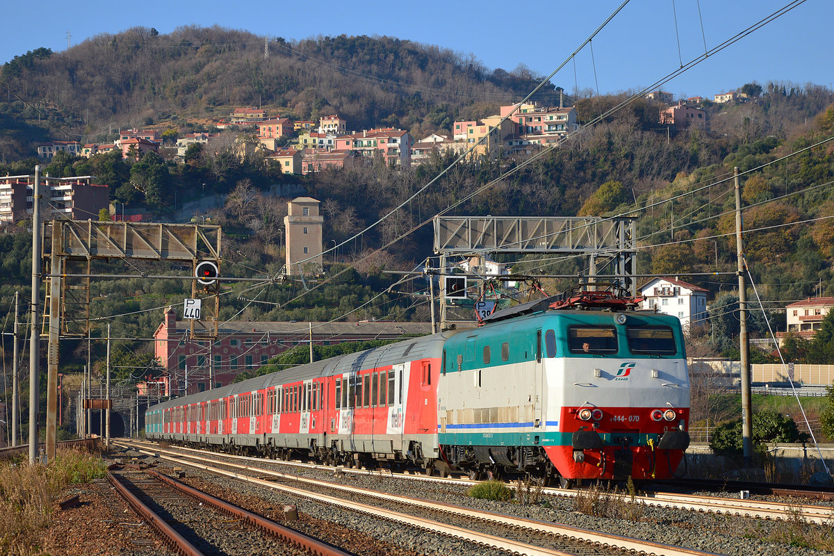 E444 070 mit EC139 fährt durch Albisola - 03.01.2017