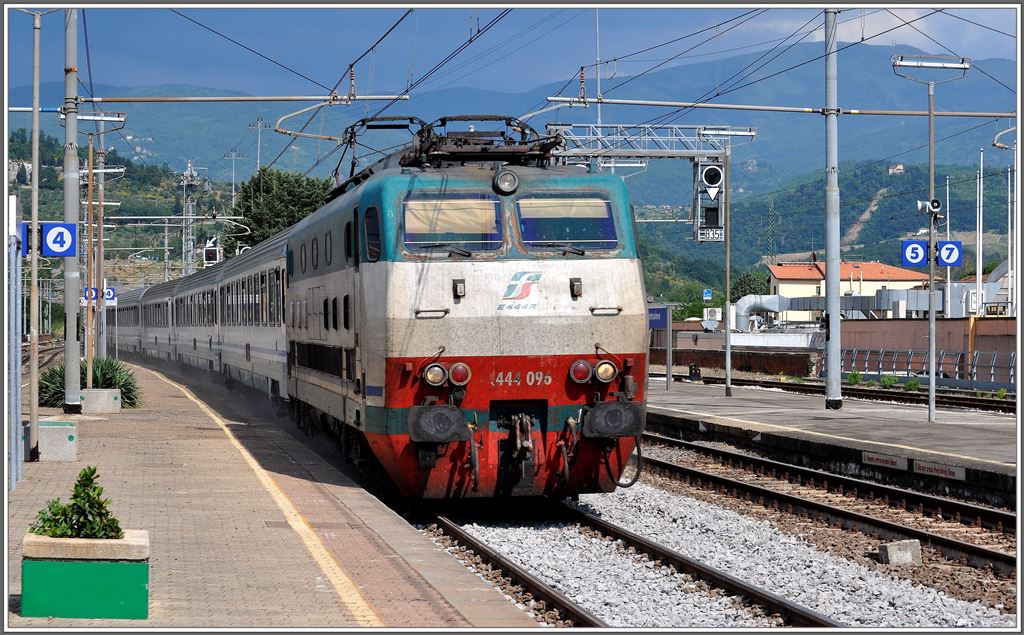 E444 096 mit einem IC in Pontassieve. (18.06.2013)