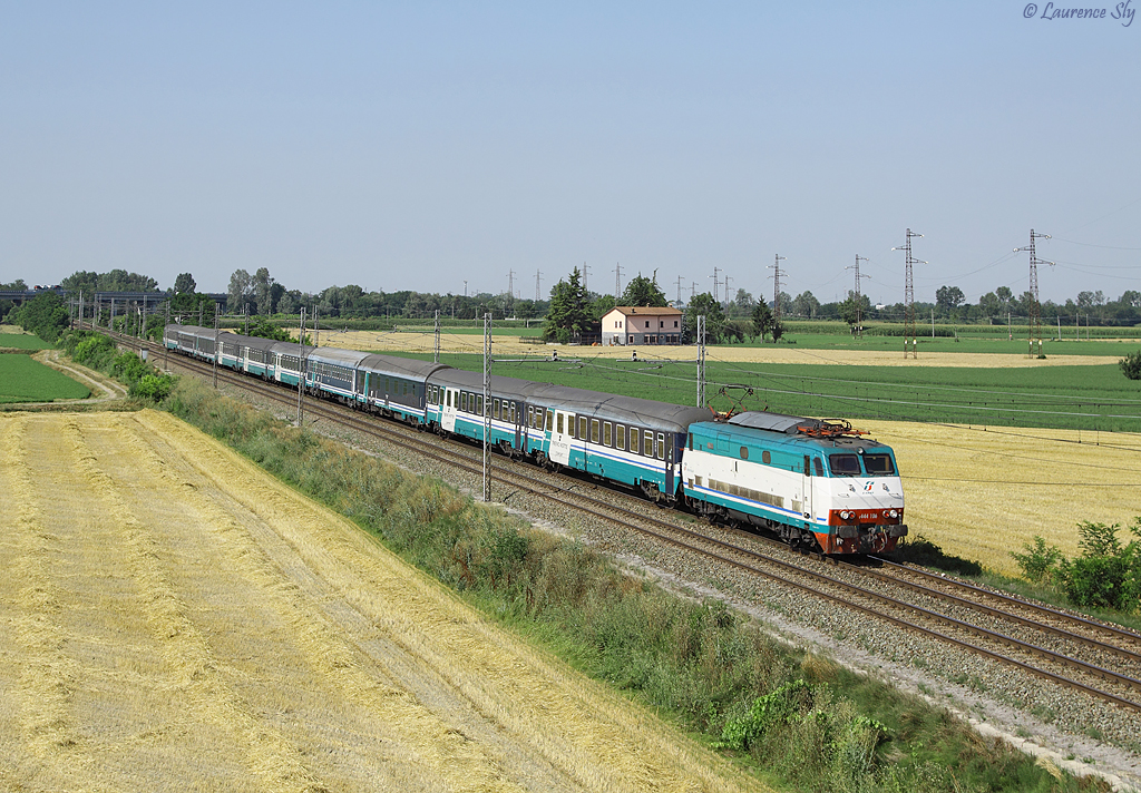 E.444 106 passes Pizzale whilst working Inter City Night train 784 from Siracusa to Milano Centrale, 10 July 2012