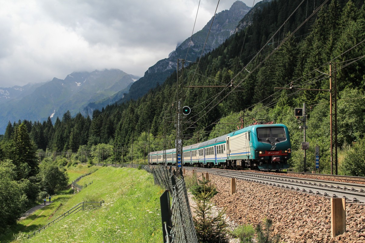E464 038 mit einem Regionalzug am 5. August 2014 bei Val di Fleres.