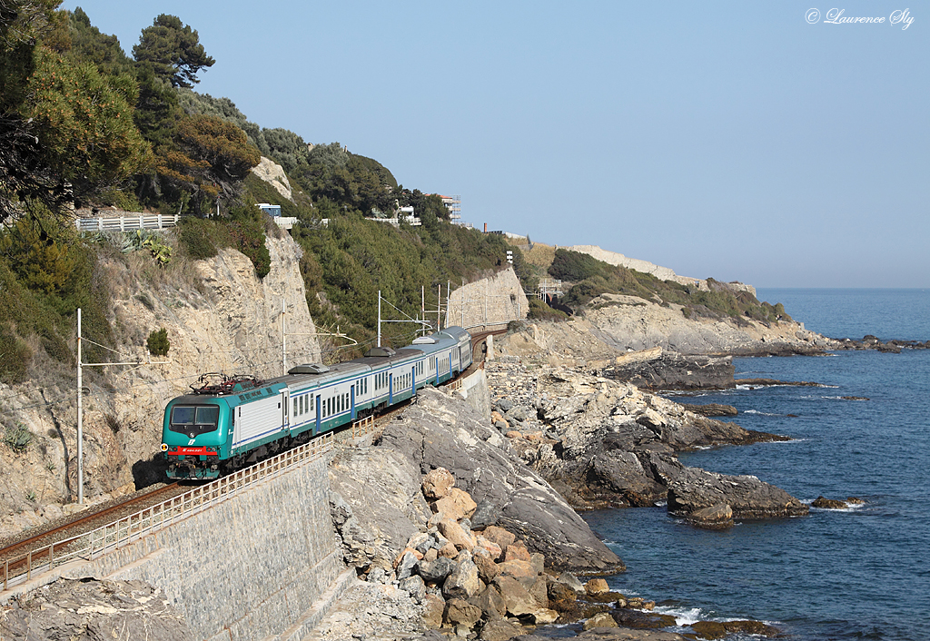E.464 521 passes Cervo whilst working Regionale train11207, the 1354 Ventimiglia-Santo Stefano Di Magra,13 March 2012