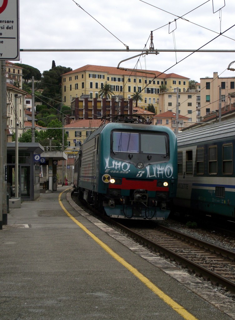 E464 529 durchfahrt mit dem verspäteten R 10181 (Torino P.N. - Ventimiglia) Bhf Imperia Oneglia, am 20.05.2014.