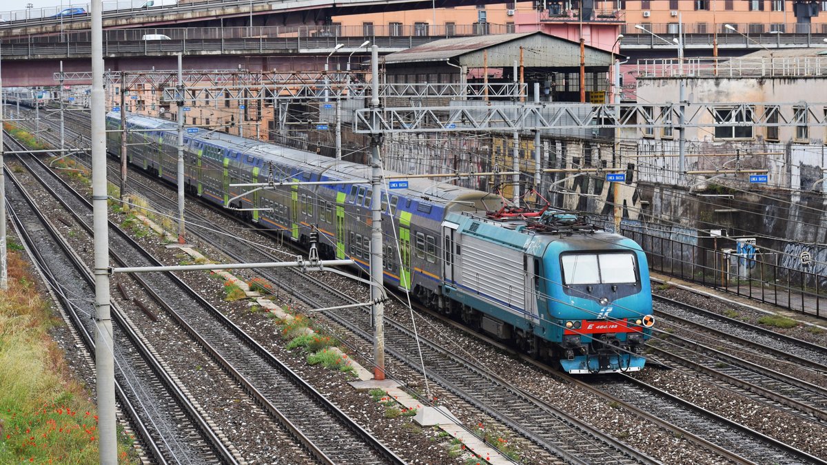 E464.188 mit Vivalto-Garnitur am 23.05.2018 in Rom, bei Ponte Casilino.