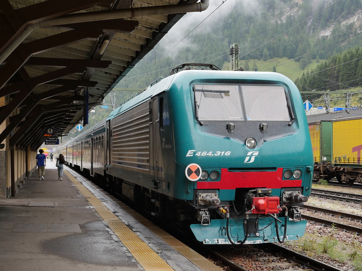 E464.316 steht mit einem Regionalzug am Brenner/Brennero auf Gleis 1; 07.09.2019
