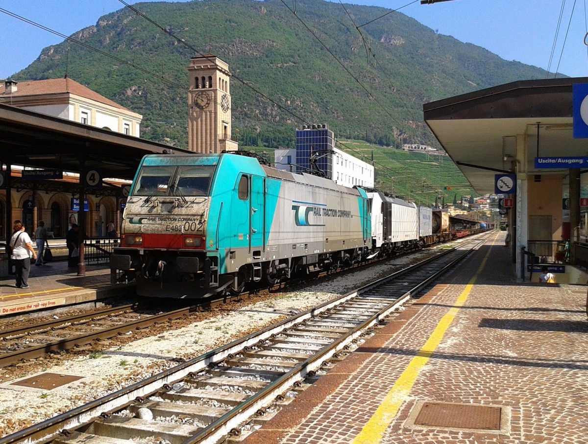 E483 002-8 + 186 443-8 mit einem Güterzug Richtung Süden am 1.9.2015 bei einem kurzen Halt im Bahnhof Bolzano/Bozen.