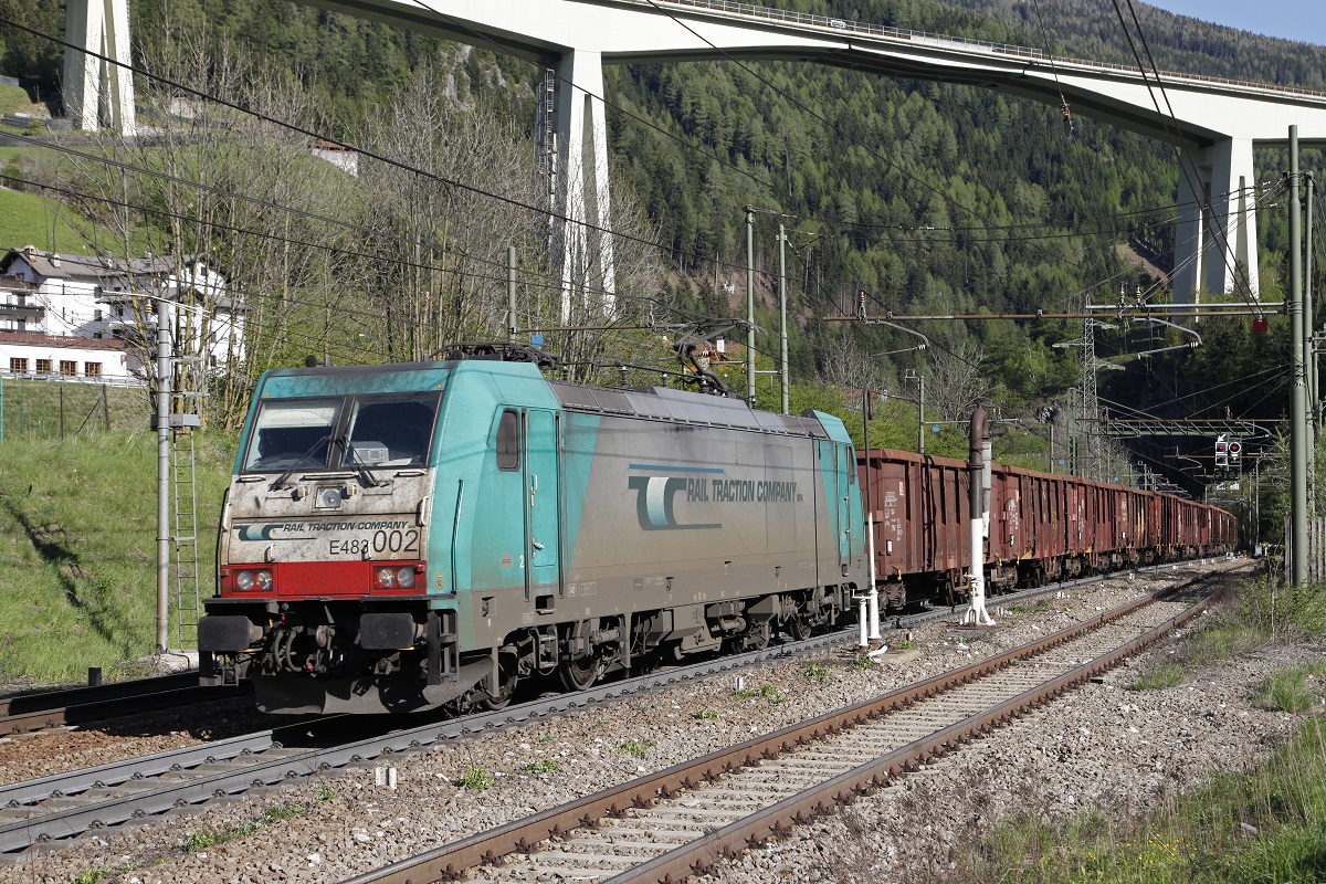 E483 002 mit Güterzug in Gossensass am 8.Mai.2014.