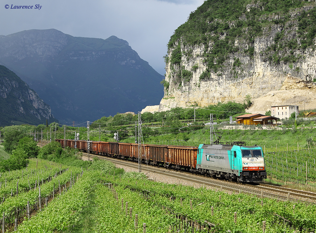 E483 002 passes Ossenigo with a southbound train of scrap metal, 20 May 2013.