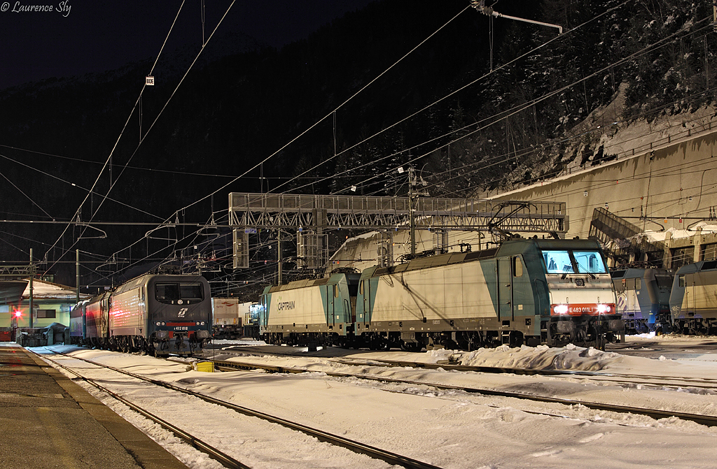 E483 011 & E483 013 wait in the station at Brennero, 26 March 2014. On the left is E.412 018