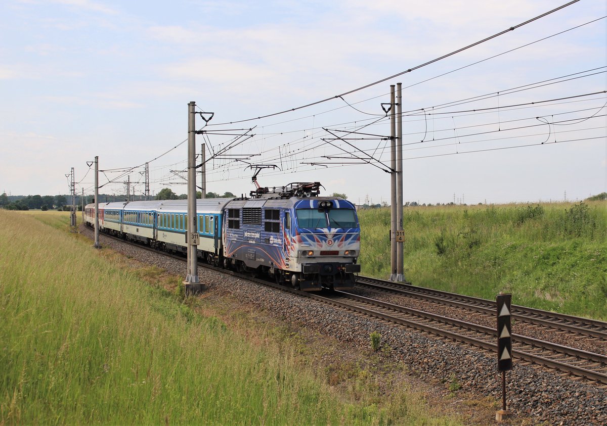 E499 2006 (151 006)zusehen mit R 143 am 13.06.20 in Pardubice Opočínek.