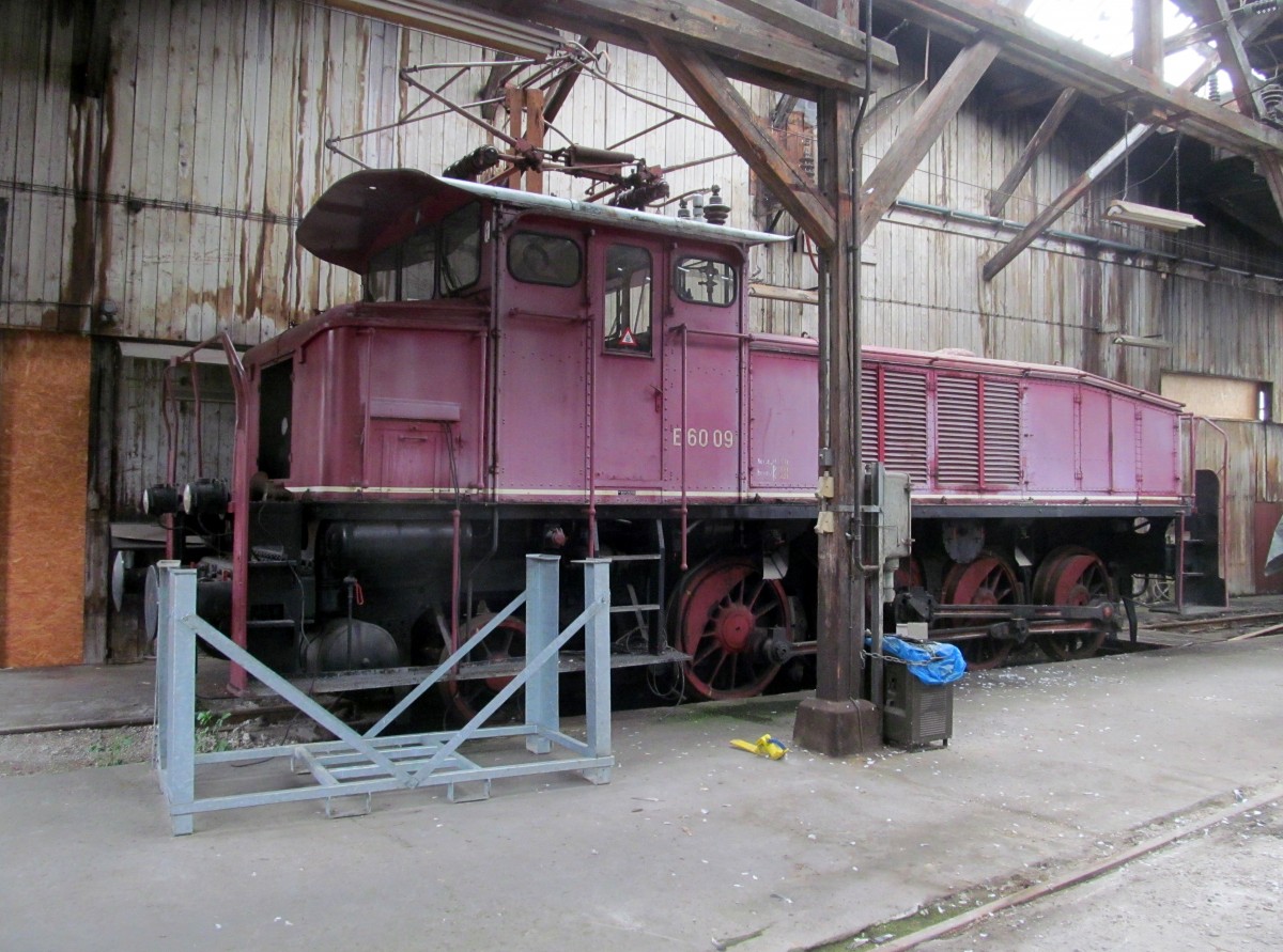 E60 09 steht am 11. Mai 2014 im Lokschuppen des Augsburger Bahnparkes ausgestellt.