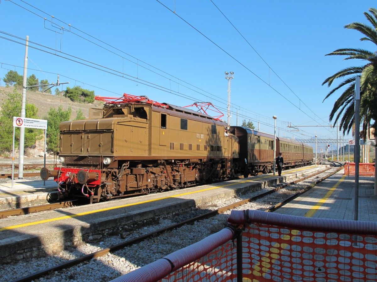 E626 428 am 26. Oktober 2013 mit historischem Zug fr die DGEG in Roccapalunga-Alia.