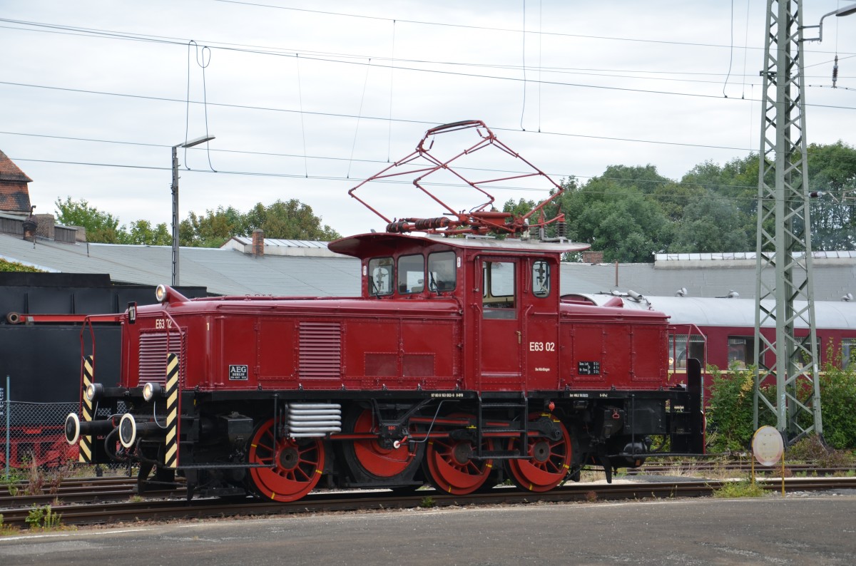 E63 02 ist wieder betriebsfähig. Zum Jubiläum des BEM Nördlingen leistet sie am 23.08.2014 Verschubdienste im Bahnhof Nördlingen.