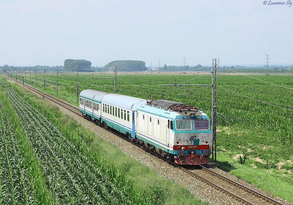 E.632 032 approaches Vignale whilst working Regionale train 10383 from Domodossola to Novara, 11 July 2012