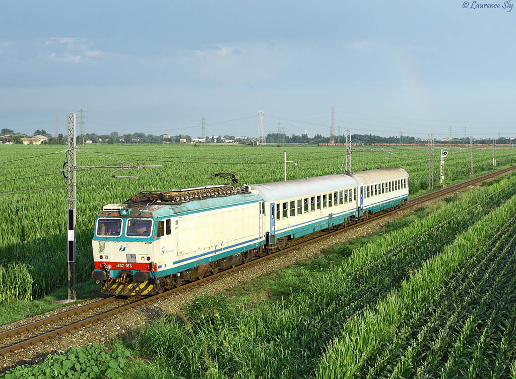 E.632 032 approaches Vignale whilst working Regionale train 10386 from Novara to  Domodossola, 11 July 2012