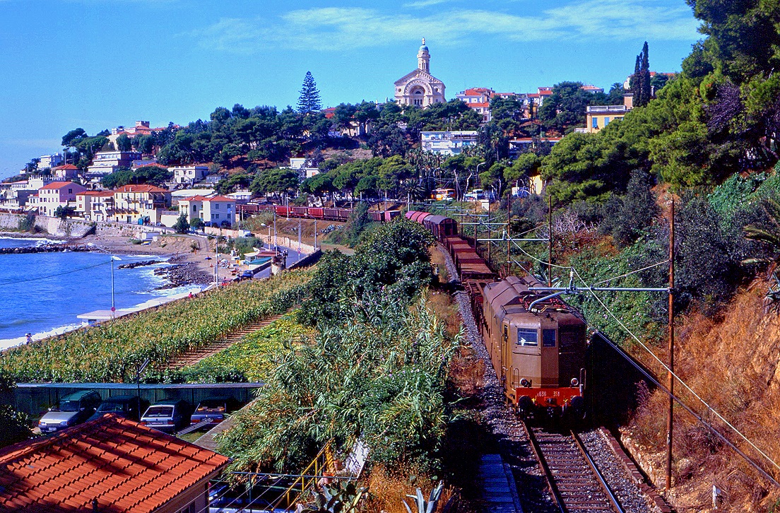 E636 351 ist am 09.09.1994 bei Arma di Taggia in Richtung Genua unterwegs. Lngst wurde dieser Streckenabschnitt durch einen zweigleisigen Neubau im Hinterland ersetzt.