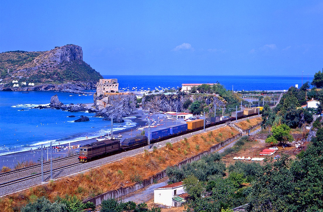 E645 027 ist bei Pria a Mare Richtung Sizilien unterwegs, 05.09.1993.
