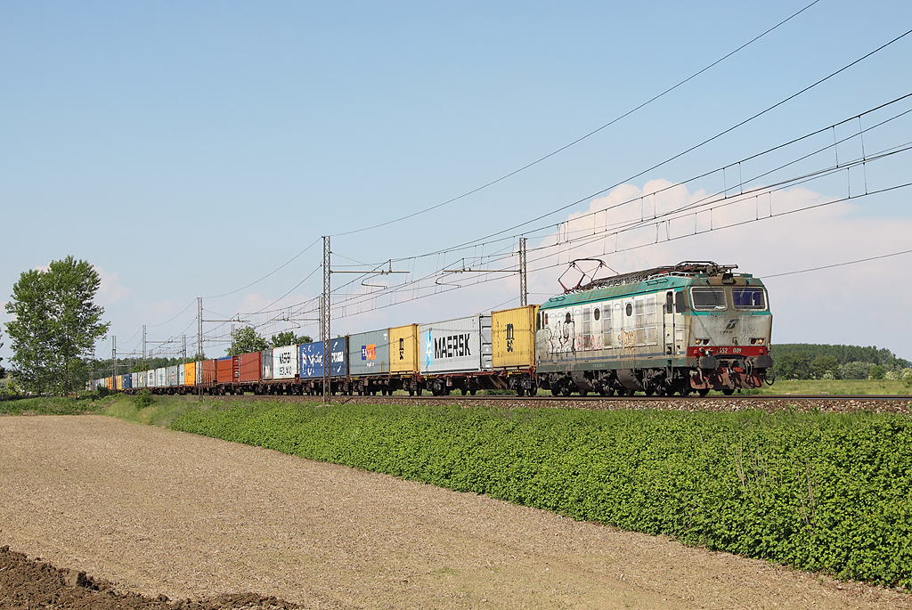 E.652 009 passes Borgarello whilst hauling a southbound intermodal train, 26 April 2014