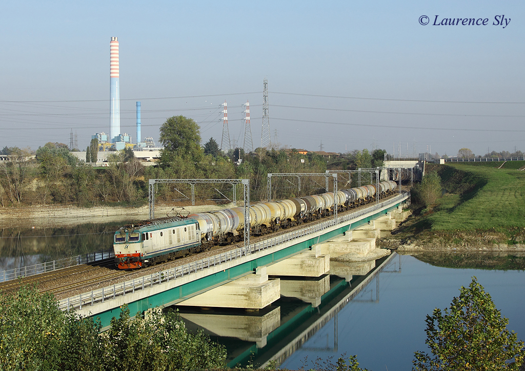 E.652 127 passes Albignanowhilst working MRV51698 from Bergamo to Genova Sestri P Aer, 7 November 2013.