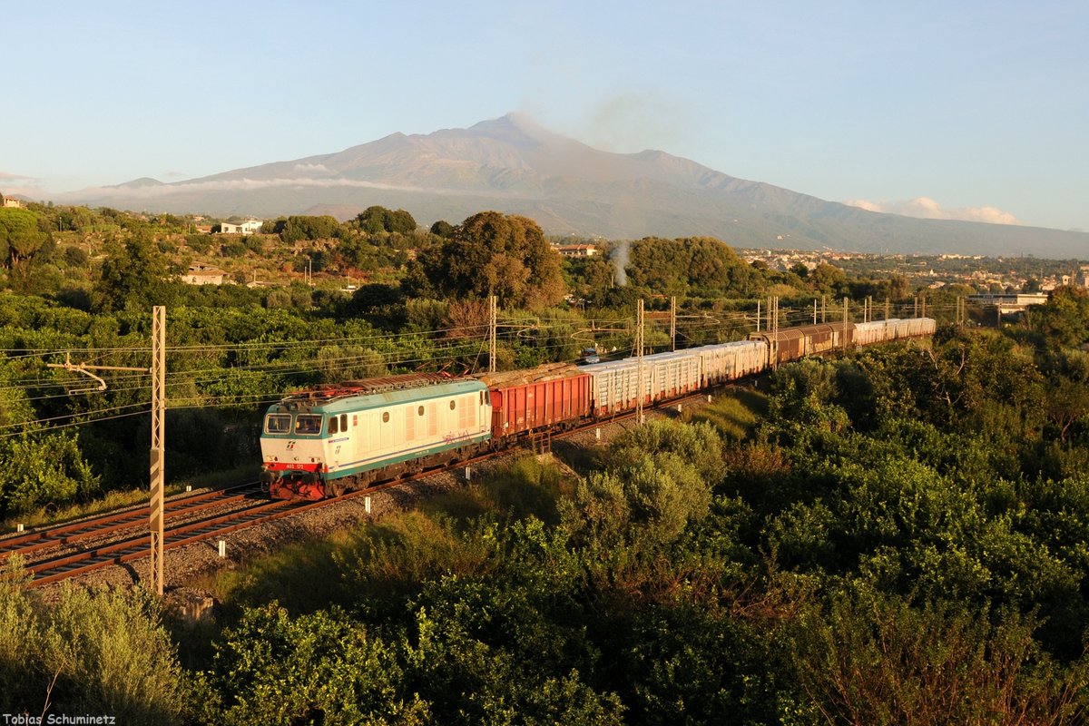 E652 172 (91 83 2652 172-4 I-MIR) mit Güterzug am 08.10.2020 bei Acireale. Freie Blick auf den Ätna, welcher ansonsten meist von Wolken verhangen ist.