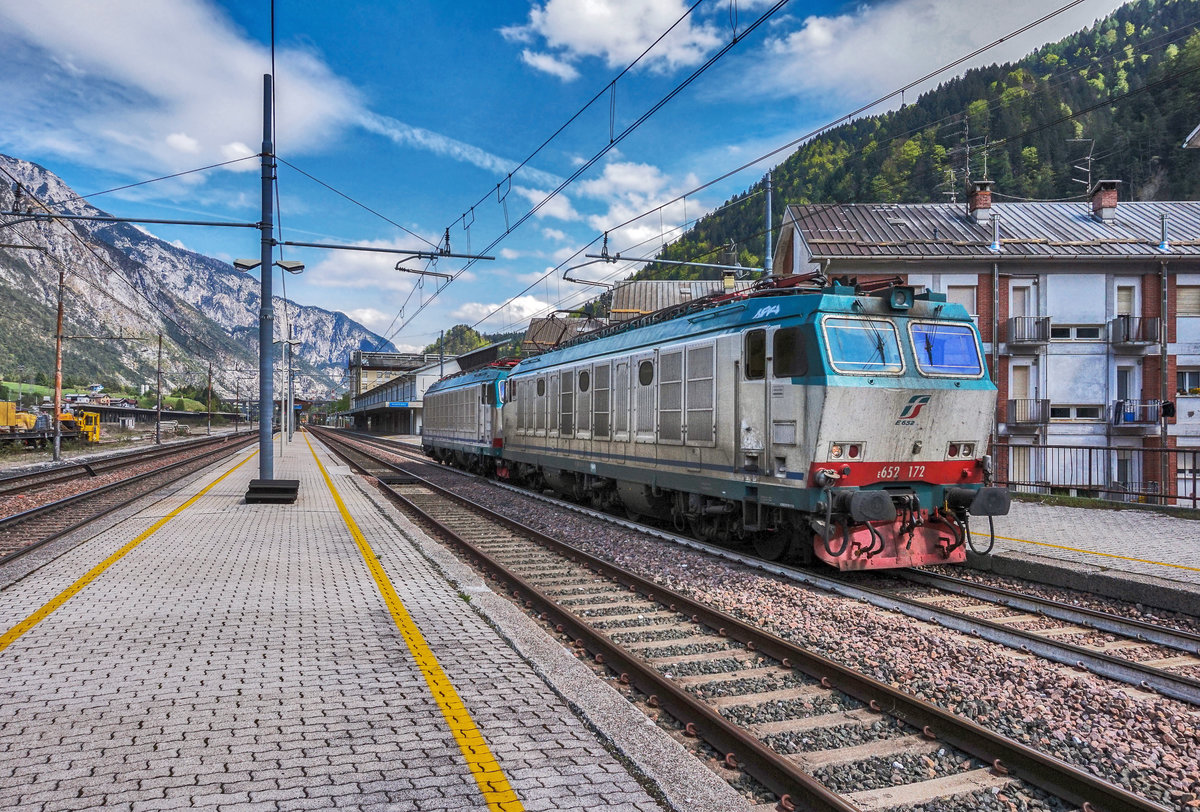 E652 172 und E652 001 von MERCITALIA RAIL durchfahren als LZ den Bahnhof Pontebba.
Aufgenommen am 1.5.2017.