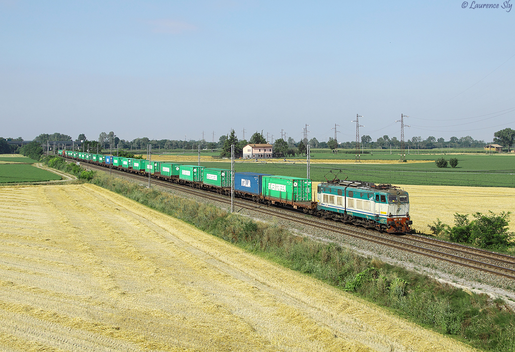 E.655 057 hauls a northbound intermodal train past Pizzale, 12 July 2012