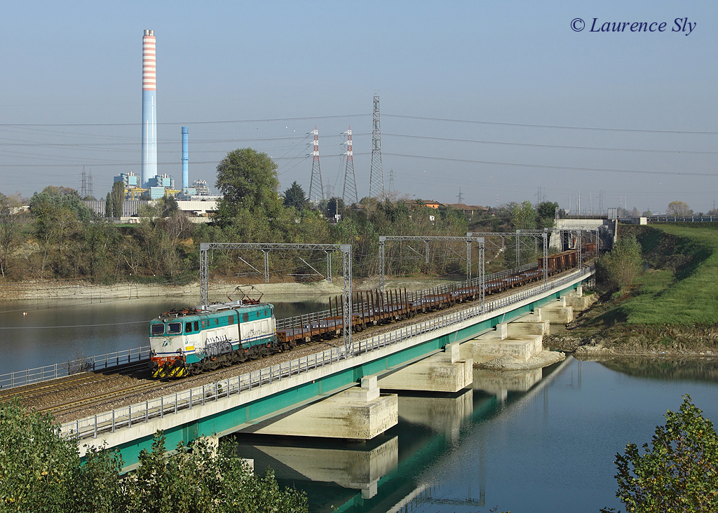 E.655 102 passes Albignano whilst working freight train number 51332 from S. Zeno Folzano to Villadossola, 8 November 2013