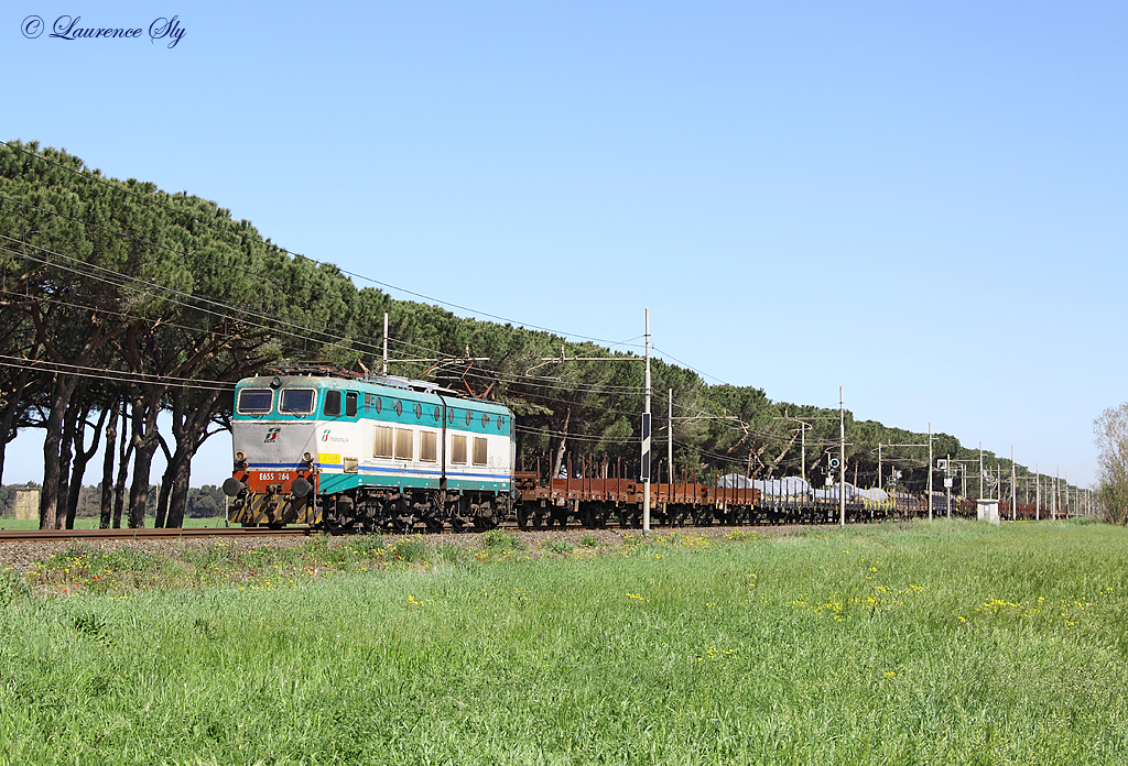 E.655 264 approaches San Vincenco with a southbound freight train, 15 April 2013