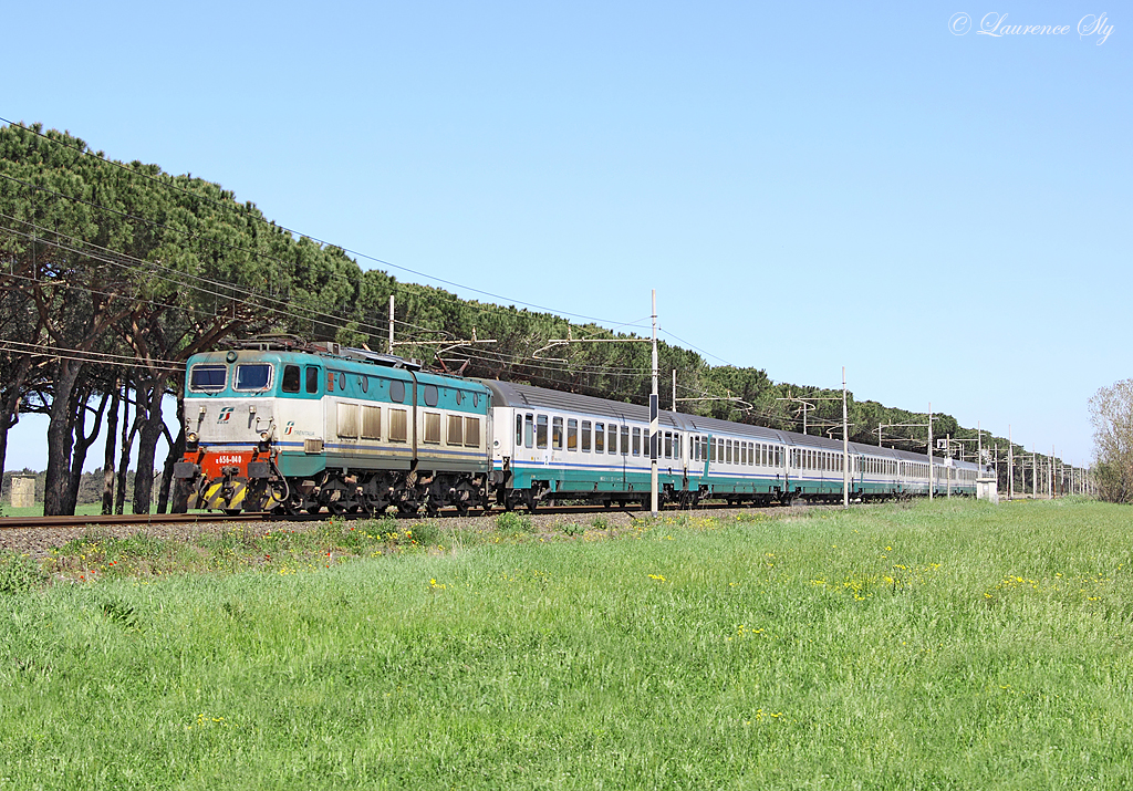 E.656 040 approaches San Vincenzo whilst working Inter City train 505, 0633 Ventimiglia-Roma Termini, 15 April 2013