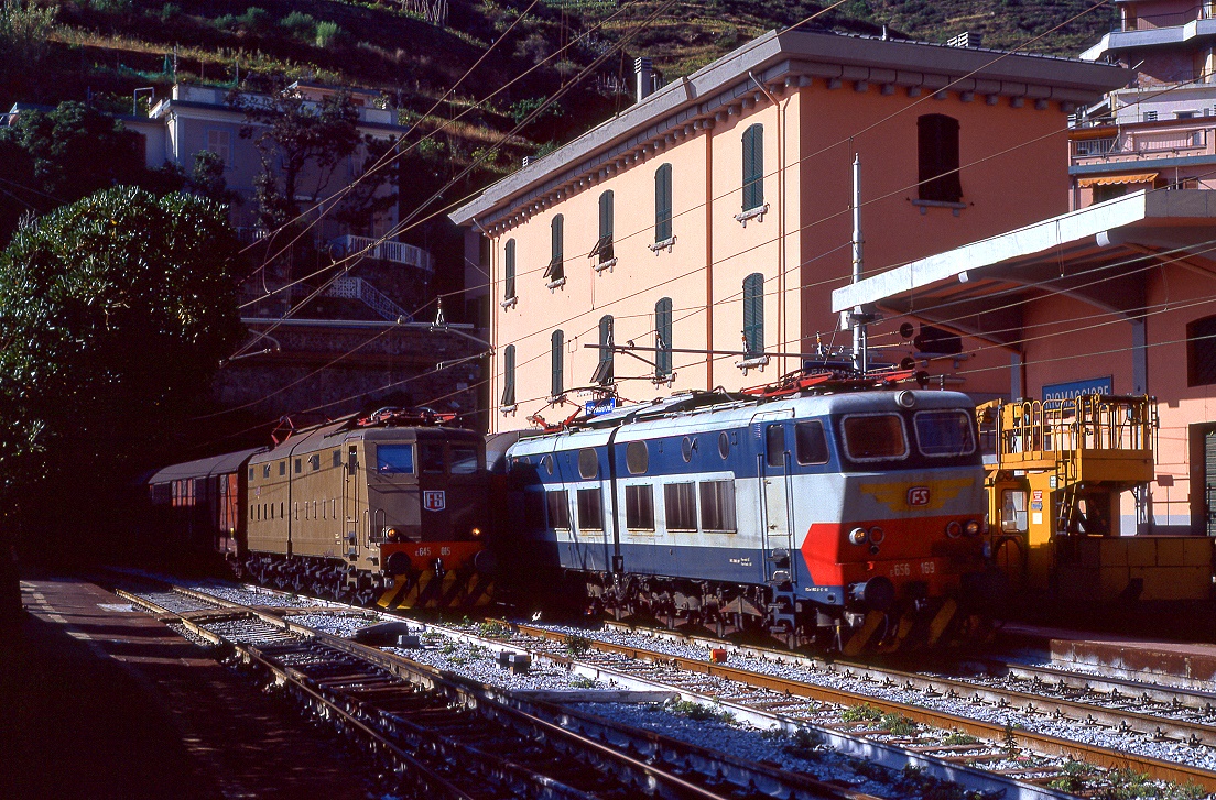 E656 169, E645 015, Riomaggiore, 10.09.1993, Zug 2047.
